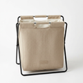 Cesto de ropa plegable con estructura metálica en color beige
